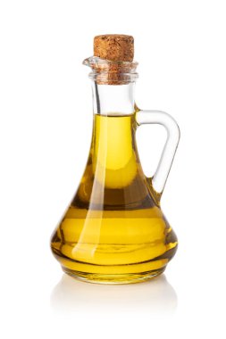 Beyaz arka planda zeytin yağı şişesi