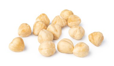 Fındıklar beyaz arkaplanda izole