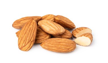 Beyaz arkaplanda izole edilmiş badem fıstıkları