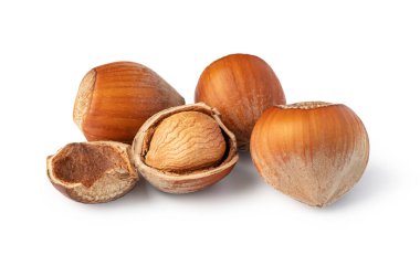 Fındıklar beyaz arkaplanda izole