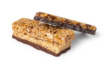 Beyaz arkaplanda yalıtılmış granola çubuğu