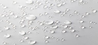 beyaz arkaplanda su damlaları