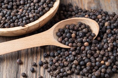 tahta kaşık üzerine karabiber