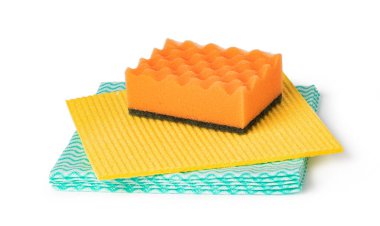 Temizlik için sünger ve peçete beyaz arka planda izole edilmiş.