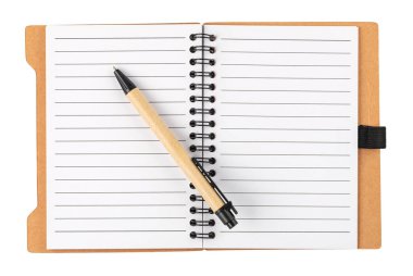 Beyaz arka plan üzerinde izole spiral not defteri aç