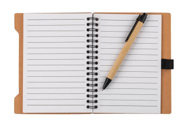 Beyaz arka plan üzerinde izole spiral not defteri aç