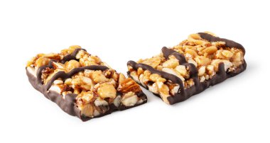 Beyaz arkaplanda yalıtılmış granola çubuğu