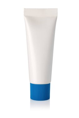 Beyaz arkaplanda izole edilmiş boş kozmetik ürünler tüpleri