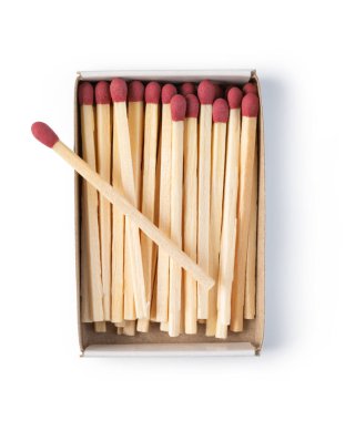 Beyaz arkaplanda izole edilmiş kibrit kutusu