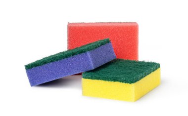 Beyaz arka plan üzerinde izole bulaşıkları yıkamak için mutfak sünger