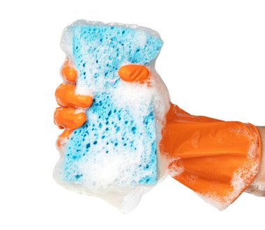 Beyaz arkaplanda el ele tutuşan temizlik süngeri izole edildi