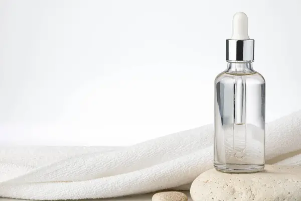 Essentiële Serum Olie Cosmetische Flessen Met Druppelaar Isoleren Witte Achtergrond Stockafbeelding