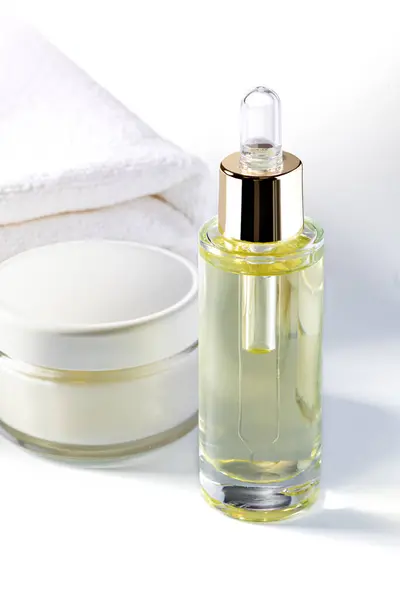 Essentiële Serum Olie Cosmetische Flessen Met Druppelaar Isoleren Witte Achtergrond Rechtenvrije Stockfoto's