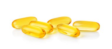 Beyaz zemin üzerinde izole edilmiş omega 3, 6, 9 vitaminli jelatin kapsülü.