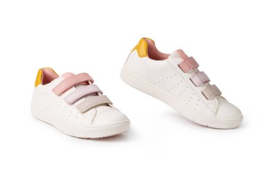 Beyaz arka planda izole edilmiş beyaz spor ayakkabılar