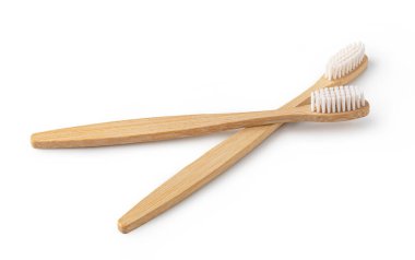 Tahta diş fırçaları beyaz arkaplanda izole edilmiş