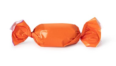 Altın sarmalayıcı üzerinde beyaz izole şeker