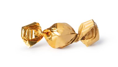 Altın sarmalayıcı üzerinde beyaz izole şeker