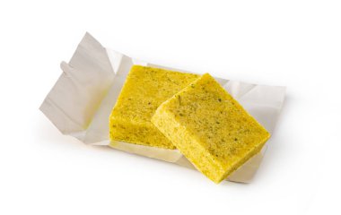 Beyaz arkaplanda paketlenmemiş bulyon küpü