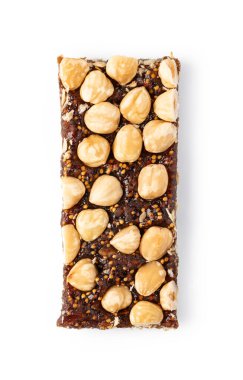 Beyaz arkaplanda yalıtılmış granola çubuğu