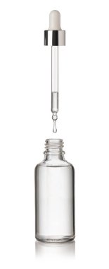 Pipetten, beyaz arka planda izole bir şekilde kozmetik şişeye düşer.