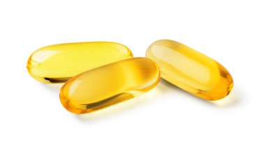 Beyaz zemin üzerinde izole edilmiş omega 3, 6, 9 vitaminli jelatin kapsülü.