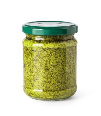 Beyaz arka planda izole edilmiş pesto soslu cam kavanoz