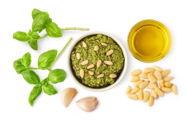 Pesto. İtalyan fesleğen sosu. Mutfak malzemeleriyle birlikte. Beyaz arka planda izole edilmiş.