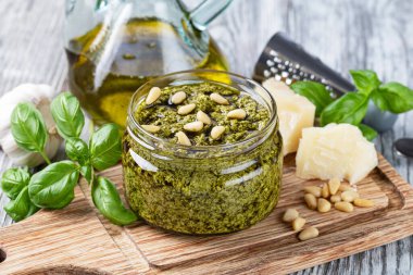 Pesto sosu pişirme. Fesleğen, zeytinyağı, parmesan, sarımsak, çam fıstığı. beyaz arkaplanda izole edilmiş
