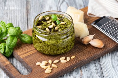 Pesto sosu pişirme. Fesleğen, zeytinyağı, parmesan, sarımsak, çam fıstığı. beyaz arkaplanda izole edilmiş