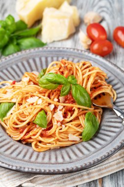 Masada domates soslu spagetti.