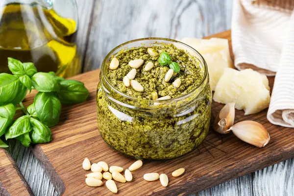 Pesto sosu pişirme. Fesleğen, zeytinyağı, parmesan, sarımsak, çam fıstığı. beyaz arkaplanda izole edilmiş