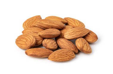 Beyaz arkaplanda izole edilmiş badem fıstıkları
