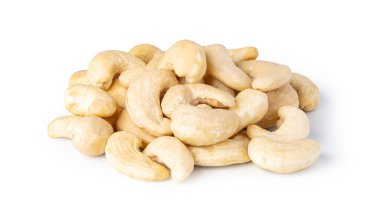 Beyaz arka planda izole edilmiş kaju fıstığı.