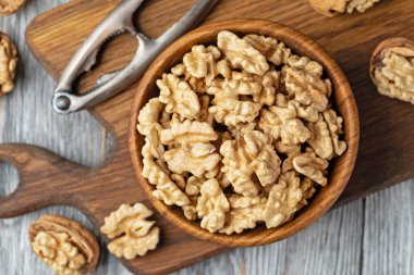 ahşap bir arka planda ceviz