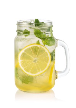 Beyaz arka planda limonata ve buzlu cam.