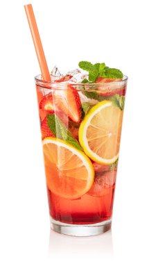 Soğuk yaz çilekli limonatası beyaz arka planda izole edilmiş.