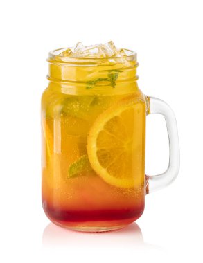 Beyaz arka planda portakallı limonata ve buzlu cam.