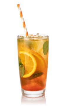 Beyaz arka planda portakallı limonata ve buzlu cam.