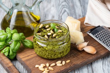 Pesto sosu pişirme. Fesleğen, zeytinyağı, parmesan, sarımsak, çam fıstığı. beyaz arkaplanda izole edilmiş