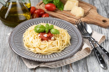 Masada domates soslu spagetti.