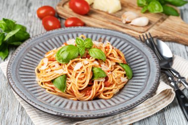 Masada domates soslu spagetti.