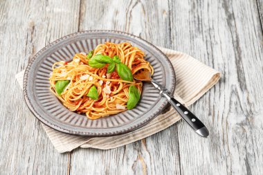 Masada domates soslu spagetti.