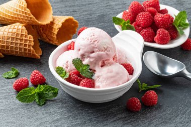 Ahududulu tatlı dondurma.