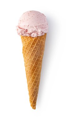 Beyaz arka planda izole edilmiş çilekli waffle külahı.