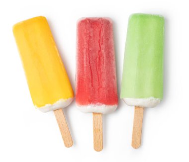 meyve ve çilekli dondurma çubuğu beyaz arkaplanda izole edilmiş..