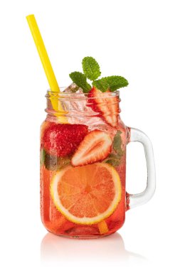 Soğuk yaz çilekli limonatası beyaz arka planda izole edilmiş.