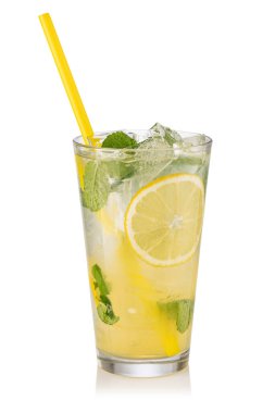 Beyaz arka planda limonata ve buzlu cam.