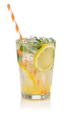 Beyaz arka planda limonata ve buzlu cam.