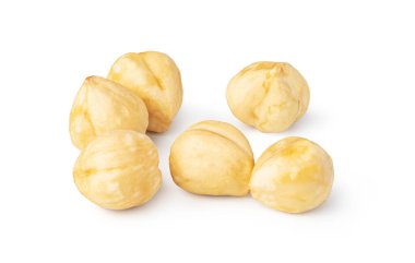 Fındıklar beyaz arkaplanda izole